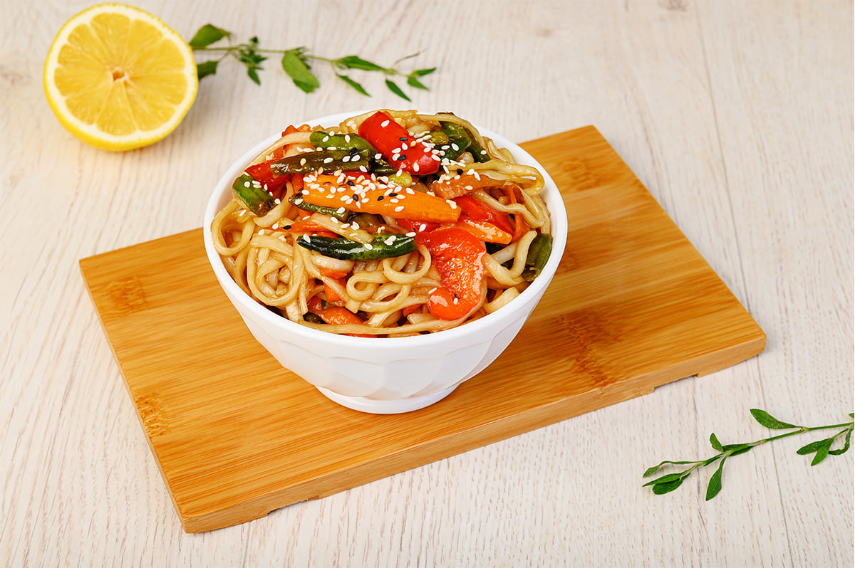 картинка WOK с овощами и соусом от магазина Sushi-Love